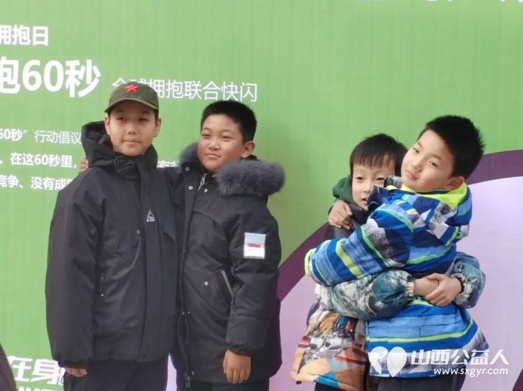 第十六个地球拥抱日----太原市150位儿童友好促进会志愿者们共同宣言，快闪拥抱！愿世界和平，让爱永存！ - 第4张