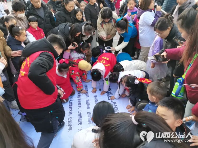 第十六个地球拥抱日----太原市150位儿童友好促进会志愿者们共同宣言，快闪拥抱！愿世界和平，让爱永存！ - 第15张