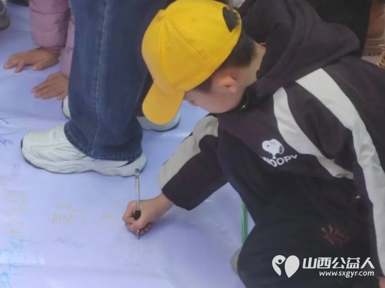 第十六个地球拥抱日----太原市150位儿童友好促进会志愿者们共同宣言，快闪拥抱！愿世界和平，让爱永存！ - 第9张