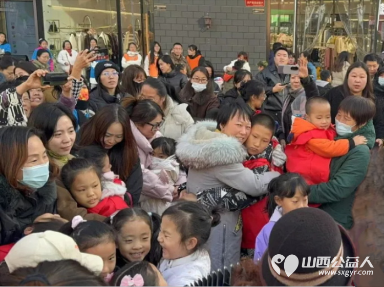 第十六个地球拥抱日----太原市150位儿童友好促进会志愿者们共同宣言，快闪拥抱！愿世界和平，让爱永存！ - 第13张