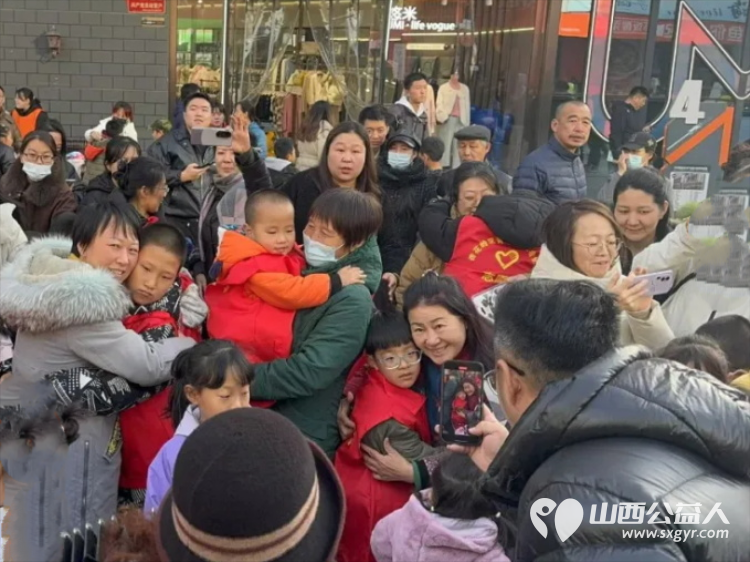 第十六个地球拥抱日----太原市150位儿童友好促进会志愿者们共同宣言，快闪拥抱！愿世界和平，让爱永存！ - 第12张