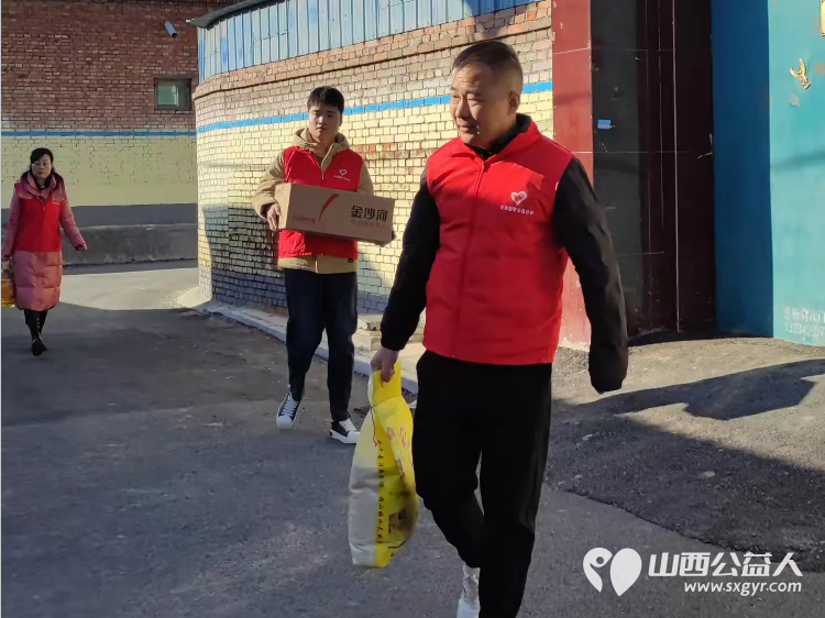 传递人间温暖关爱山村老人长治圆梦公益爱暖困难家庭走访慰问活动送去米面油方便面等慰问品 - 第10张