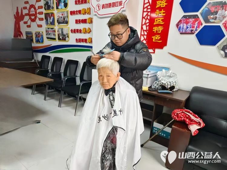 介休市敬老协会2024年12月4日“邻里一家亲”理发义诊志愿服务活动在西关街道馨园路社区举办 - 第29张 - 山西公益人 介休市敬老协会2024年12月4日“邻里一家亲”理发义诊志愿服务活动在西关街道馨园路社区举办 - 第29张
