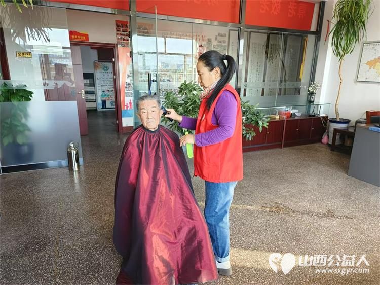 介休市敬老协会2024年12月4日“邻里一家亲”理发义诊志愿服务活动在西关街道馨园路社区举办 - 第27张 - 山西公益人 介休市敬老协会2024年12月4日“邻里一家亲”理发义诊志愿服务活动在西关街道馨园路社区举办 - 第27张