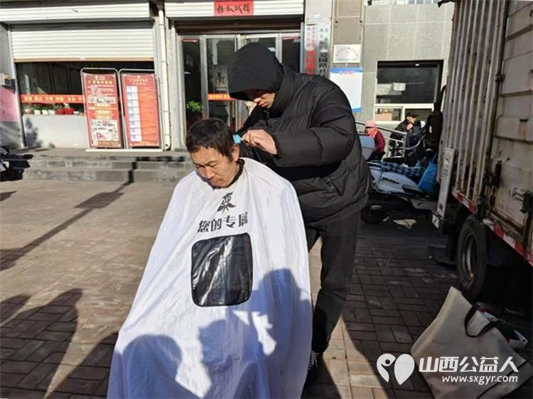 介休市敬老协会2024年12月4日“邻里一家亲”理发义诊志愿服务活动在西关街道馨园路社区举办 - 第17张 - 山西公益人 介休市敬老协会2024年12月4日“邻里一家亲”理发义诊志愿服务活动在西关街道馨园路社区举办 - 第17张