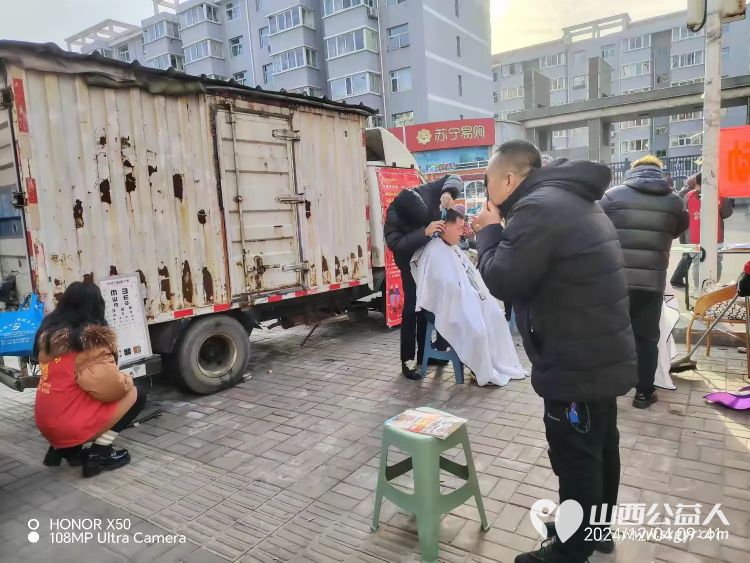 介休市敬老协会2024年12月4日“邻里一家亲”理发义诊志愿服务活动在西关街道馨园路社区举办 - 第19张 - 山西公益人 介休市敬老协会2024年12月4日“邻里一家亲”理发义诊志愿服务活动在西关街道馨园路社区举办 - 第19张