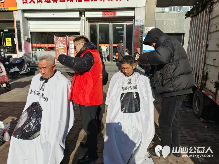 介休市敬老协会2024年12月4日“邻里一家亲”理发义诊志愿服务活动在西关街道馨园路社区举办 - 第9张 - 山西公益人 介休市敬老协会2024年12月4日“邻里一家亲”理发义诊志愿服务活动在西关街道馨园路社区举办 - 第9张