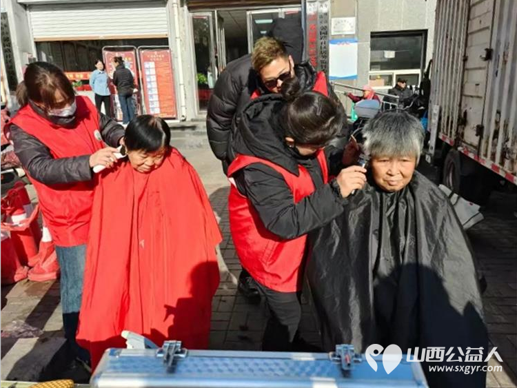介休市敬老协会2024年12月4日“邻里一家亲”理发义诊志愿服务活动在西关街道馨园路社区举办 - 第8张 - 山西公益人 介休市敬老协会2024年12月4日“邻里一家亲”理发义诊志愿服务活动在西关街道馨园路社区举办 - 第8张