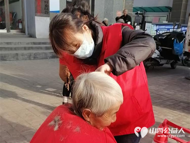 介休市敬老协会2024年12月4日“邻里一家亲”理发义诊志愿服务活动在西关街道馨园路社区举办 - 第11张 - 山西公益人 介休市敬老协会2024年12月4日“邻里一家亲”理发义诊志愿服务活动在西关街道馨园路社区举办 - 第11张