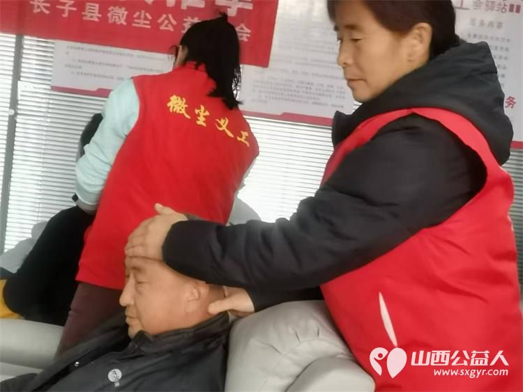 长子县微尘公益协会在第39个志愿者节为群众办实事理发理疗发放宗教艾滋病移风易俗等宣传单 - 第9张 - 山西公益人 长子县微尘公益协会在第39个志愿者节为群众办实事理发理疗发放宗教艾滋病移风易俗等宣传单 - 第9张