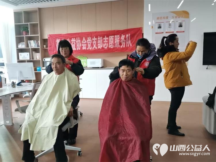 长子县微尘公益协会在第39个志愿者节为群众办实事理发理疗发放宗教艾滋病移风易俗等宣传单 - 第3张 - 山西公益人 长子县微尘公益协会在第39个志愿者节为群众办实事理发理疗发放宗教艾滋病移风易俗等宣传单 - 第3张