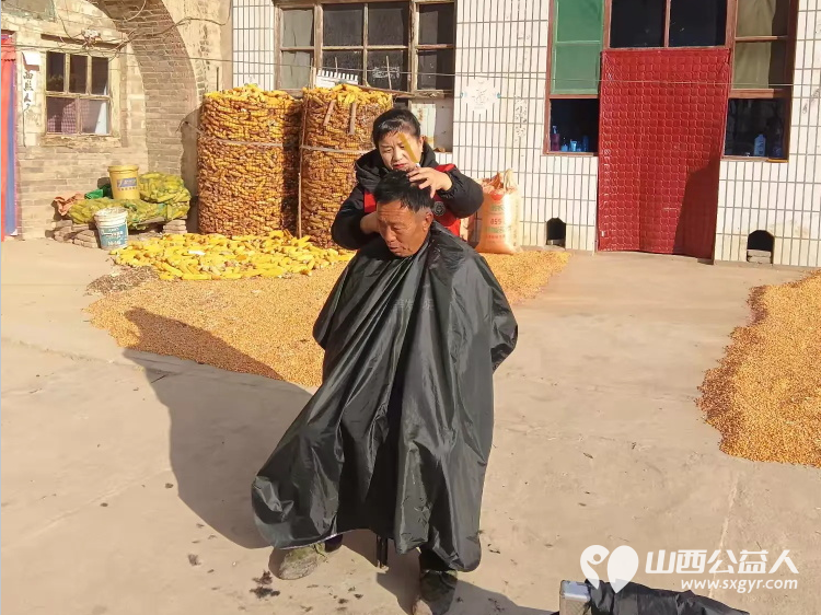 介休市敬老协会“孝善行”之敬老爱老助老行动12月7日走进义棠镇圪塔头村为老人理发 - 第5张 - 山西公益人 介休市敬老协会“孝善行”之敬老爱老助老行动12月7日走进义棠镇圪塔头村为老人理发 - 第5张