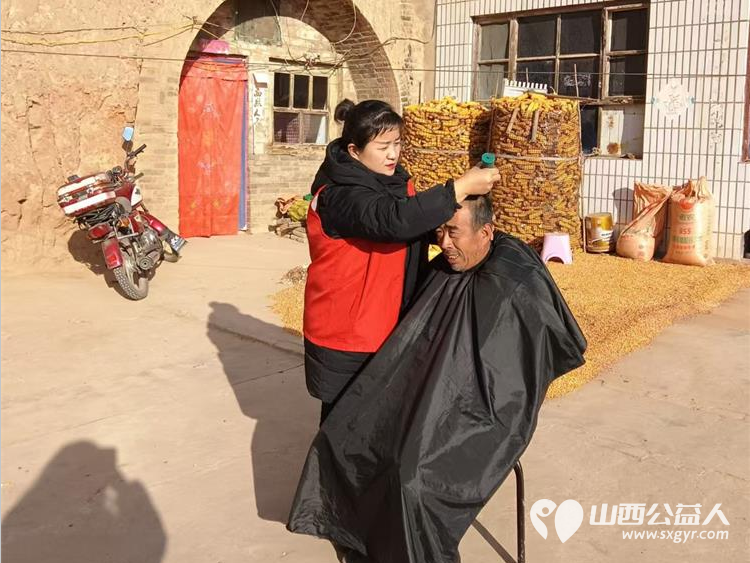 介休市敬老协会“孝善行”之敬老爱老助老行动12月7日走进义棠镇圪塔头村为老人理发 - 第1张 - 山西公益人 介休市敬老协会“孝善行”之敬老爱老助老行动12月7日走进义棠镇圪塔头村为老人理发 - 第1张