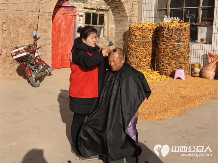 介休市敬老协会“孝善行”之敬老爱老助老行动12月7日走进义棠镇圪塔头村为老人理发 - 第4张 - 山西公益人 介休市敬老协会“孝善行”之敬老爱老助老行动12月7日走进义棠镇圪塔头村为老人理发 - 第4张