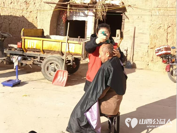 介休市敬老协会“孝善行”之敬老爱老助老行动12月7日走进义棠镇圪塔头村为老人理发 - 第2张 - 山西公益人 介休市敬老协会“孝善行”之敬老爱老助老行动12月7日走进义棠镇圪塔头村为老人理发 - 第2张