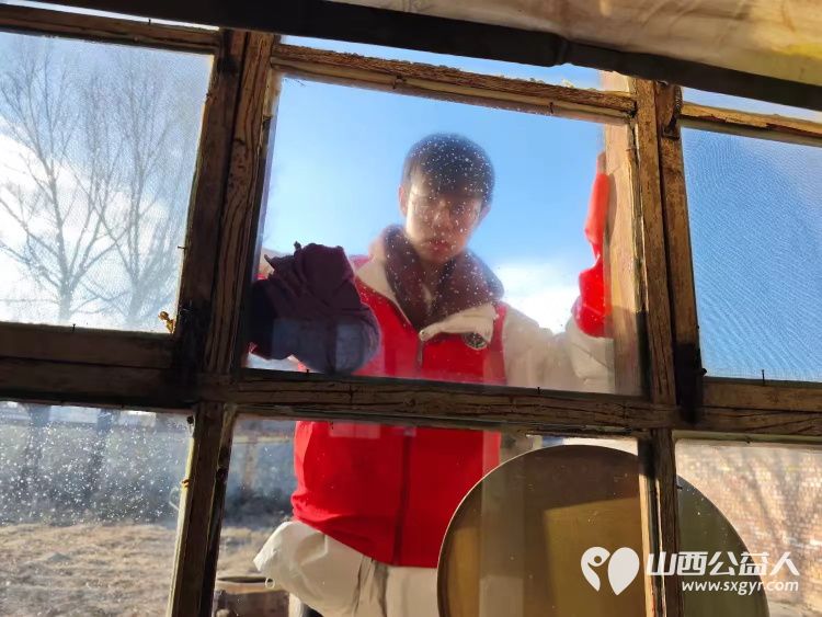 介休市义棠镇北角头村84岁特困老人高明亮家中迎来介休市敬老协会的志愿者 - 第3张