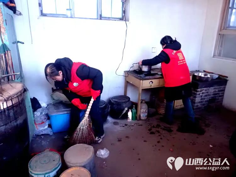 介休市义棠镇北角头村84岁特困老人高明亮家中迎来介休市敬老协会的志愿者 - 第12张