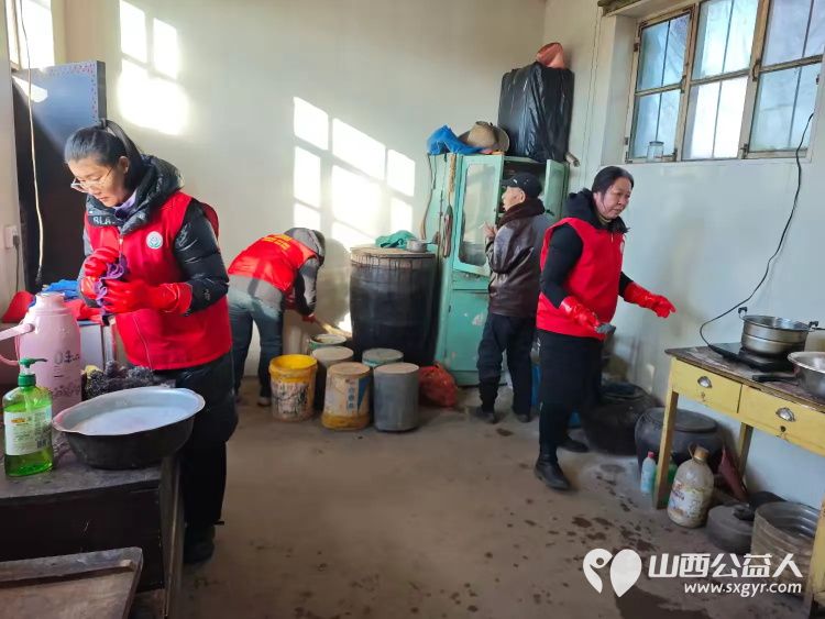 介休市义棠镇北角头村84岁特困老人高明亮家中迎来介休市敬老协会的志愿者 - 第11张