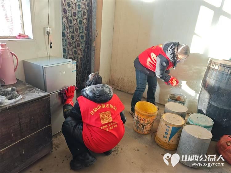 介休市义棠镇北角头村84岁特困老人高明亮家中迎来介休市敬老协会的志愿者 - 第9张