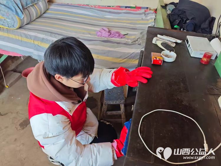 介休市义棠镇北角头村84岁特困老人高明亮家中迎来介休市敬老协会的志愿者 - 第13张