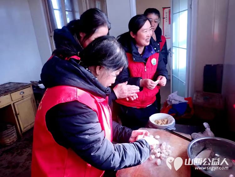 介休市义棠镇北角头村84岁特困老人高明亮家中迎来介休市敬老协会的志愿者 - 第1张