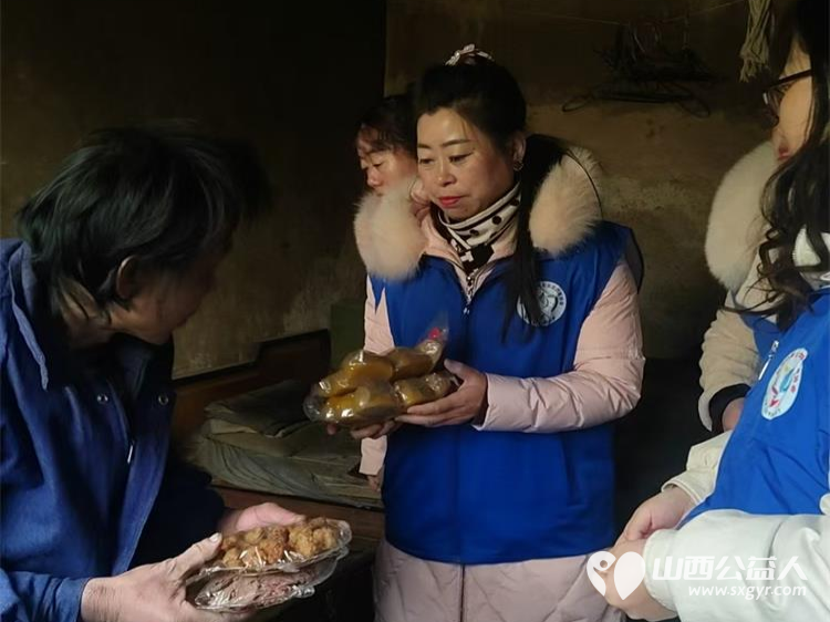 长治市小雨点公益志愿者协会思源分会组织志愿者带着驴肉、牛肉丸子、团子看望孤寡老人 - 第14张