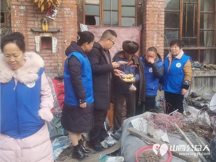 长治市小雨点公益志愿者协会思源分会组织志愿者带着驴肉、牛肉丸子、团子看望孤寡老人 - 第7张