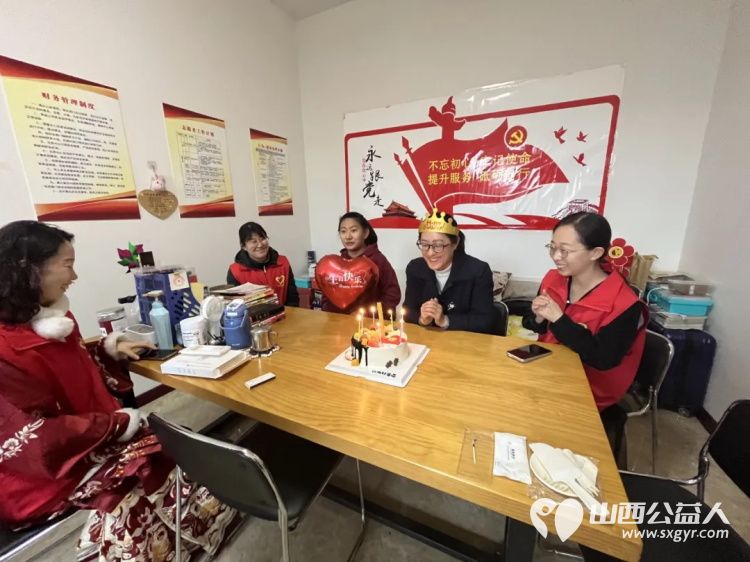 过生日啦！吕梁市离石区青年志愿者协会启动了第四季度的致敬行善者走访慰问活动走进吕梁市弘益心青年服务中心为梁红梅老师送上生日的惊喜 - 第5张