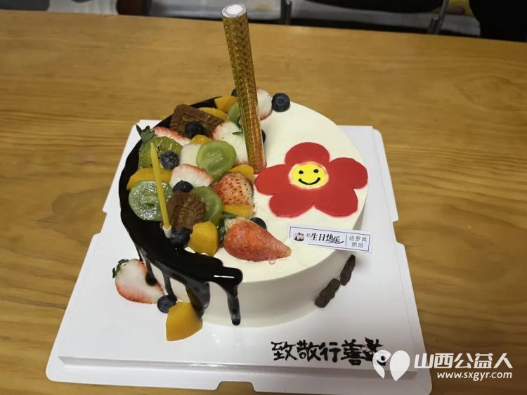 过生日啦！吕梁市离石区青年志愿者协会启动了第四季度的致敬行善者走访慰问活动走进吕梁市弘益心青年服务中心为梁红梅老师送上生日的惊喜 - 第6张