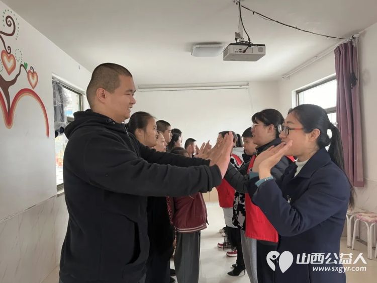 过生日啦！吕梁市离石区青年志愿者协会启动了第四季度的致敬行善者走访慰问活动走进吕梁市弘益心青年服务中心为梁红梅老师送上生日的惊喜 - 第10张