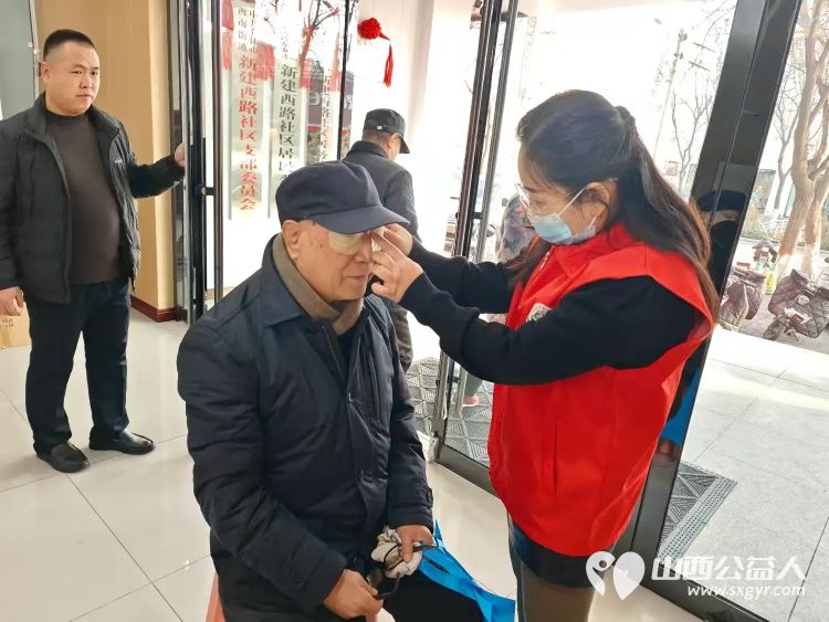 志愿服务进社区健康活动暖人心——介休市敬老协会志愿者2024年12月11日在西南街道新建西路社区为社区老人爱心理发健康义诊服务活动 - 第35张 - 山西公益人 志愿服务进社区健康活动暖人心——介休市敬老协会志愿者2024年12月11日在西南街道新建西路社区为社区老人爱心理发健康义诊服务活动 - 第35张