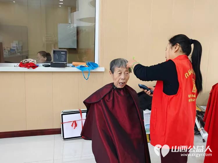 志愿服务进社区健康活动暖人心——介休市敬老协会志愿者2024年12月11日在西南街道新建西路社区为社区老人爱心理发健康义诊服务活动 - 第62张 - 山西公益人 志愿服务进社区健康活动暖人心——介休市敬老协会志愿者2024年12月11日在西南街道新建西路社区为社区老人爱心理发健康义诊服务活动 - 第62张