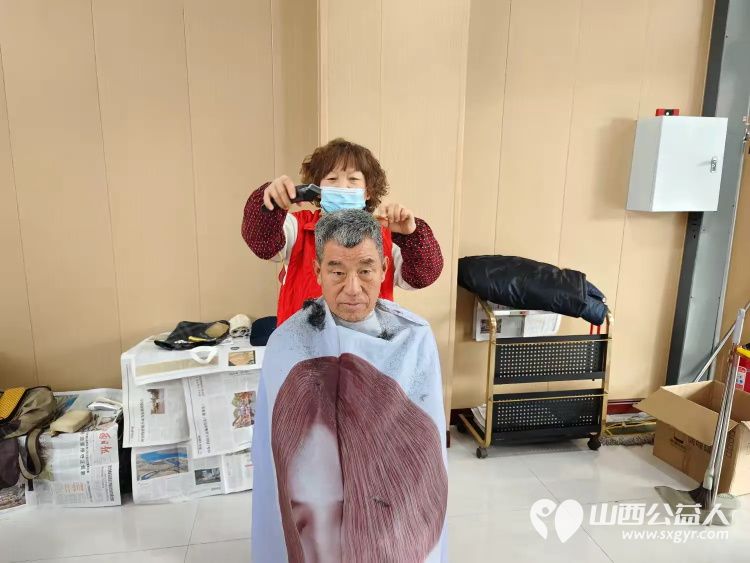 志愿服务进社区健康活动暖人心——介休市敬老协会志愿者2024年12月11日在西南街道新建西路社区为社区老人爱心理发健康义诊服务活动 - 第61张 - 山西公益人 志愿服务进社区健康活动暖人心——介休市敬老协会志愿者2024年12月11日在西南街道新建西路社区为社区老人爱心理发健康义诊服务活动 - 第61张