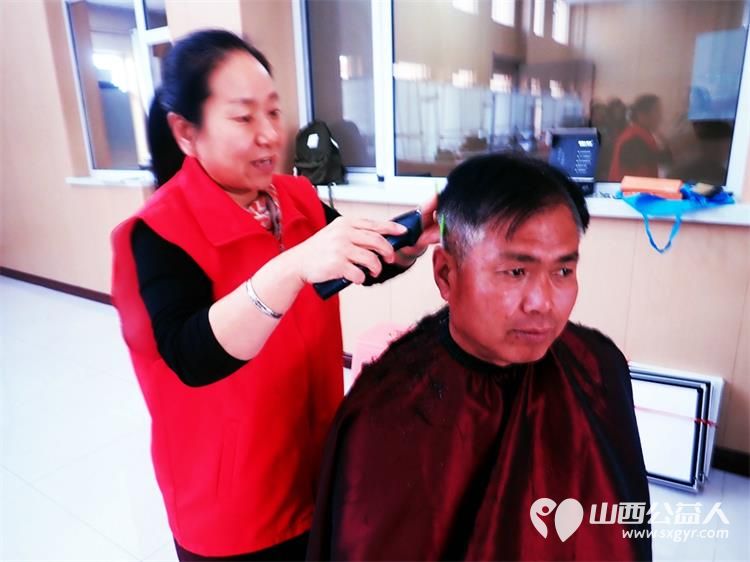 志愿服务进社区健康活动暖人心——介休市敬老协会志愿者2024年12月11日在西南街道新建西路社区为社区老人爱心理发健康义诊服务活动 - 第57张 - 山西公益人 志愿服务进社区健康活动暖人心——介休市敬老协会志愿者2024年12月11日在西南街道新建西路社区为社区老人爱心理发健康义诊服务活动 - 第57张