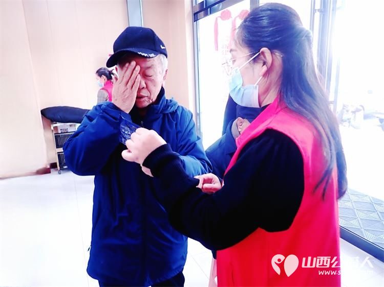 志愿服务进社区健康活动暖人心——介休市敬老协会志愿者2024年12月11日在西南街道新建西路社区为社区老人爱心理发健康义诊服务活动 - 第36张 - 山西公益人 志愿服务进社区健康活动暖人心——介休市敬老协会志愿者2024年12月11日在西南街道新建西路社区为社区老人爱心理发健康义诊服务活动 - 第36张