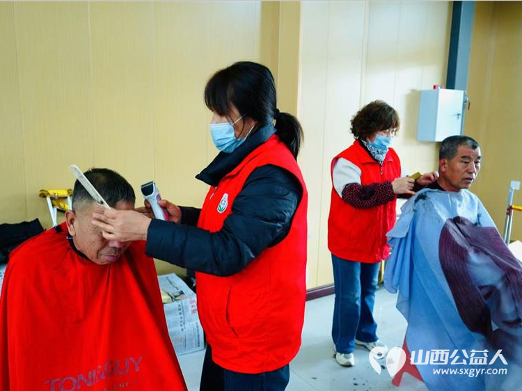 志愿服务进社区健康活动暖人心——介休市敬老协会志愿者2024年12月11日在西南街道新建西路社区为社区老人爱心理发健康义诊服务活动 - 第52张 - 山西公益人 志愿服务进社区健康活动暖人心——介休市敬老协会志愿者2024年12月11日在西南街道新建西路社区为社区老人爱心理发健康义诊服务活动 - 第52张