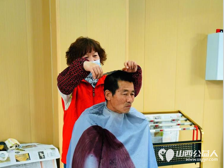 志愿服务进社区健康活动暖人心——介休市敬老协会志愿者2024年12月11日在西南街道新建西路社区为社区老人爱心理发健康义诊服务活动 - 第49张 - 山西公益人 志愿服务进社区健康活动暖人心——介休市敬老协会志愿者2024年12月11日在西南街道新建西路社区为社区老人爱心理发健康义诊服务活动 - 第49张