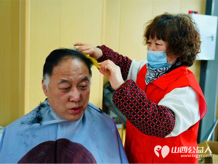 志愿服务进社区健康活动暖人心——介休市敬老协会志愿者2024年12月11日在西南街道新建西路社区为社区老人爱心理发健康义诊服务活动 - 第46张 - 山西公益人 志愿服务进社区健康活动暖人心——介休市敬老协会志愿者2024年12月11日在西南街道新建西路社区为社区老人爱心理发健康义诊服务活动 - 第46张