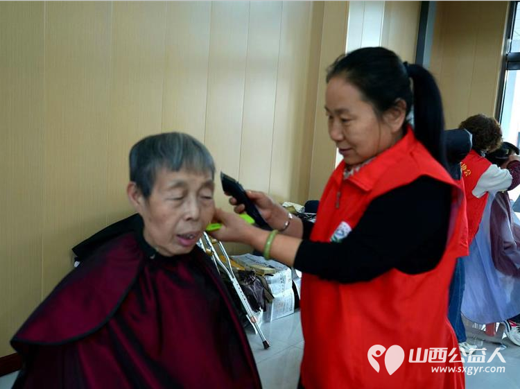志愿服务进社区健康活动暖人心——介休市敬老协会志愿者2024年12月11日在西南街道新建西路社区为社区老人爱心理发健康义诊服务活动 - 第38张 - 山西公益人 志愿服务进社区健康活动暖人心——介休市敬老协会志愿者2024年12月11日在西南街道新建西路社区为社区老人爱心理发健康义诊服务活动 - 第38张