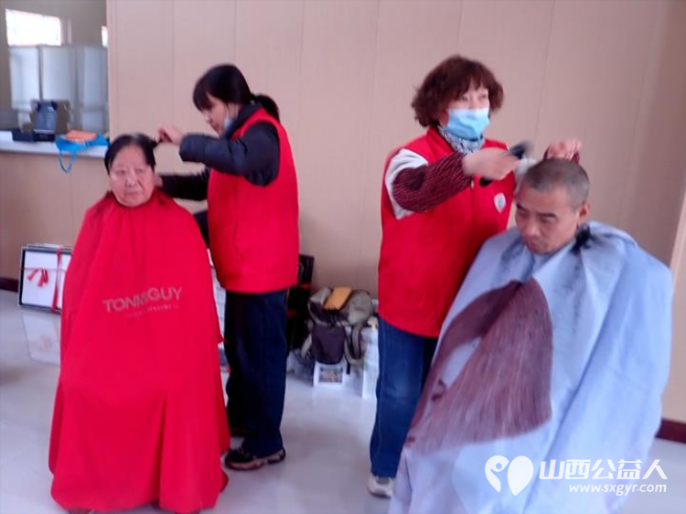 志愿服务进社区健康活动暖人心——介休市敬老协会志愿者2024年12月11日在西南街道新建西路社区为社区老人爱心理发健康义诊服务活动 - 第7张 - 山西公益人 志愿服务进社区健康活动暖人心——介休市敬老协会志愿者2024年12月11日在西南街道新建西路社区为社区老人爱心理发健康义诊服务活动 - 第7张