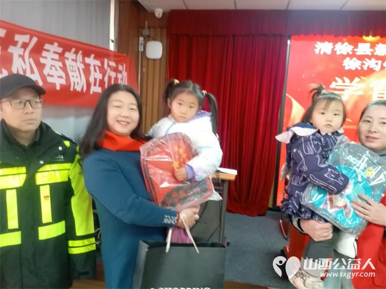 迎新年学雷锋让爱回家在行动 清徐县阳光益佳爱心服务队和爱心企业在清徐县徐沟镇中心幼儿园举行捐赠活动向幼儿园学生发放了8000余元助学金等 - 第22张