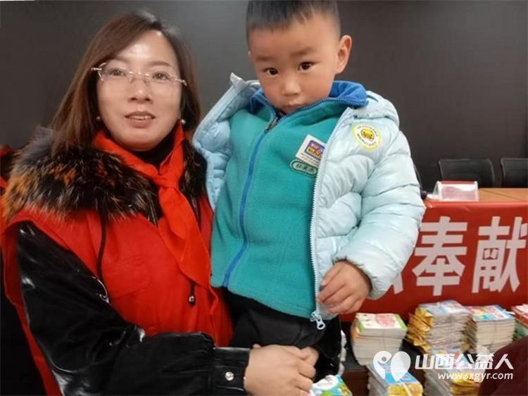 迎新年学雷锋让爱回家在行动 清徐县阳光益佳爱心服务队和爱心企业在清徐县徐沟镇中心幼儿园举行捐赠活动向幼儿园学生发放了8000余元助学金等 - 第18张