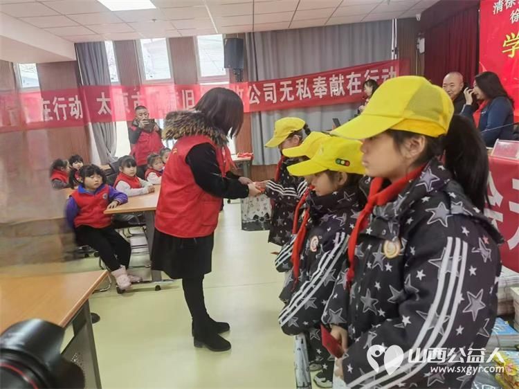 迎新年学雷锋让爱回家在行动 清徐县阳光益佳爱心服务队和爱心企业在清徐县徐沟镇中心幼儿园举行捐赠活动向幼儿园学生发放了8000余元助学金等 - 第23张