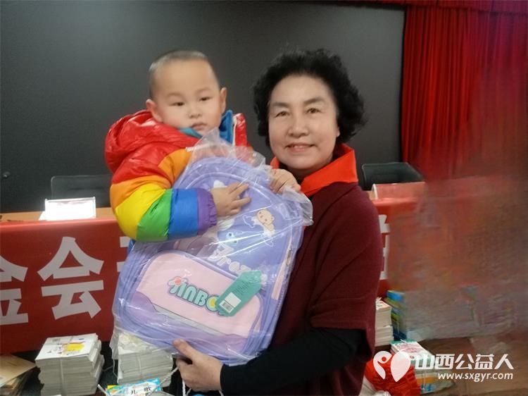 迎新年学雷锋让爱回家在行动 清徐县阳光益佳爱心服务队和爱心企业在清徐县徐沟镇中心幼儿园举行捐赠活动向幼儿园学生发放了8000余元助学金等 - 第19张