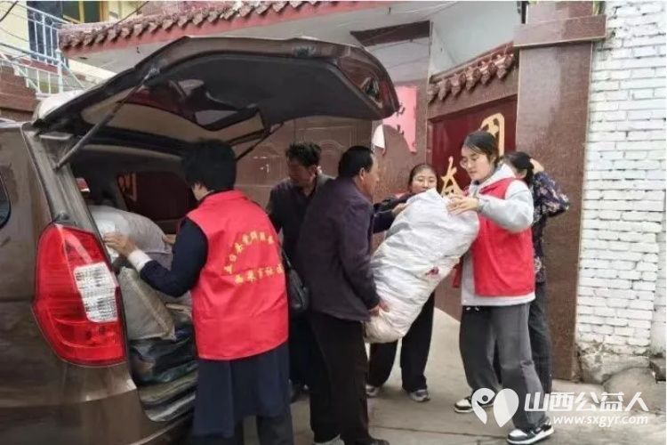 五台山下党旗红志愿服务聚民心 正能量公益山西五台县西米社区志愿服务队走进生活困难的家庭为困难群众带来物质与精神的双重慰藉 - 第3张