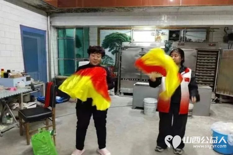 五台山下党旗红志愿服务聚民心 正能量公益山西五台县西米社区志愿服务队走进生活困难的家庭为困难群众带来物质与精神的双重慰藉 - 第8张
