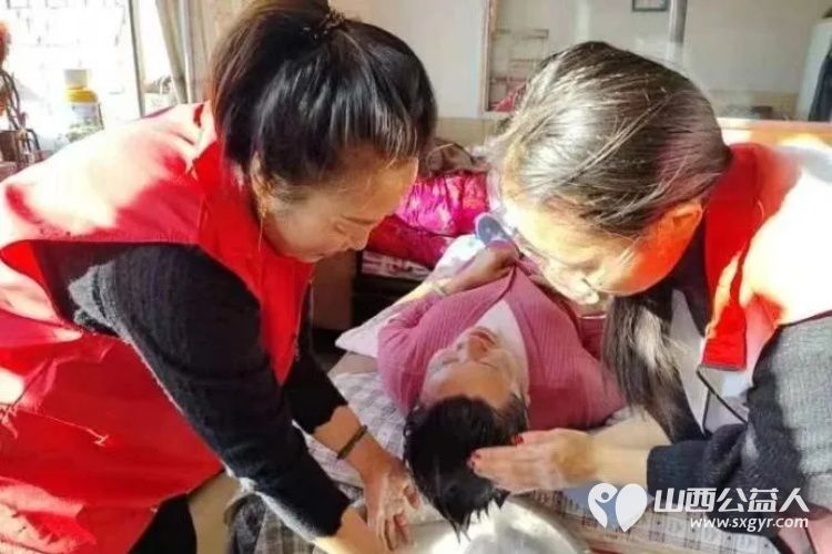 五台山下党旗红志愿服务聚民心 正能量公益山西五台县西米社区志愿服务队走进生活困难的家庭为困难群众带来物质与精神的双重慰藉 - 第6张