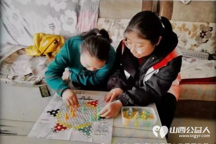 五台山下党旗红志愿服务聚民心 正能量公益山西五台县西米社区志愿服务队走进生活困难的家庭为困难群众带来物质与精神的双重慰藉 - 第5张