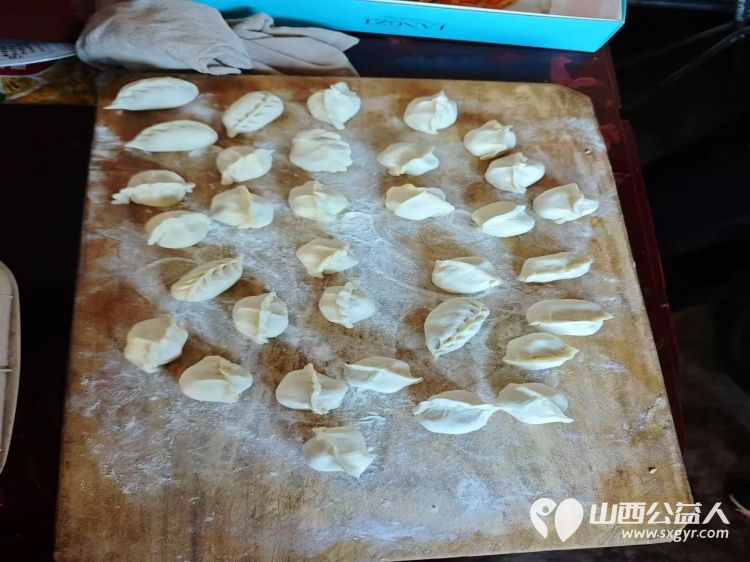 介休市敬老协会敬老爱老助老行动走进洪山镇西湛泉村入户特困老人84岁郭凌宝家中为老人打扫卫生包饺子 - 第6张 - 山西公益人 介休市敬老协会敬老爱老助老行动走进洪山镇西湛泉村入户特困老人84岁郭凌宝家中为老人打扫卫生包饺子 - 第6张