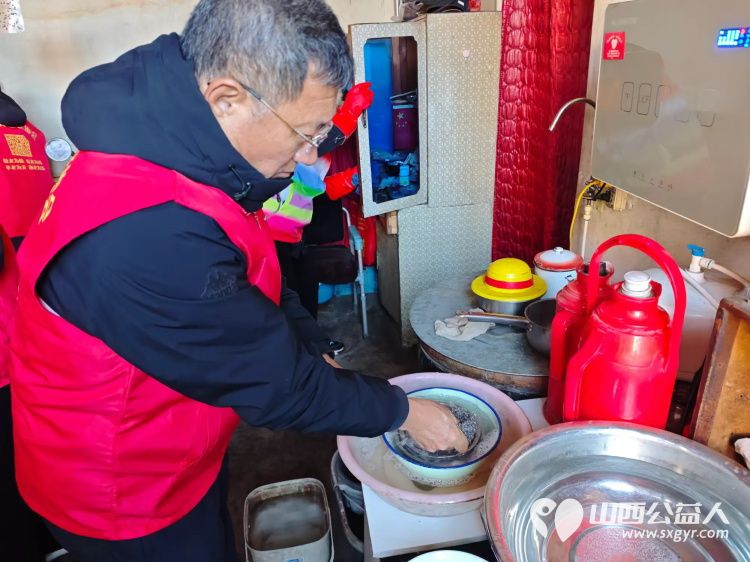 介休市敬老协会敬老爱老助老行动走进洪山镇西湛泉村入户特困老人84岁郭凌宝家中为老人打扫卫生包饺子 - 第3张 - 山西公益人 介休市敬老协会敬老爱老助老行动走进洪山镇西湛泉村入户特困老人84岁郭凌宝家中为老人打扫卫生包饺子 - 第3张